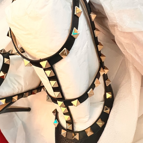 ROCKSTUD GRAINY LEATHER ANKLE STRAP PUMP - Picture 16 of 16